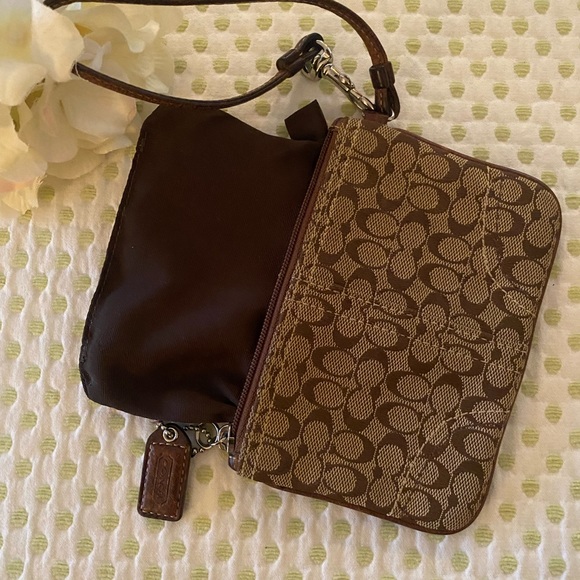 🌿Vintage Coach Wristlet🌿 - Picture 6 of 7